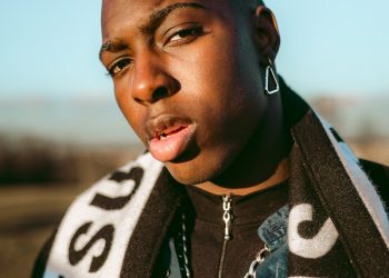 person wearing blue and black tops