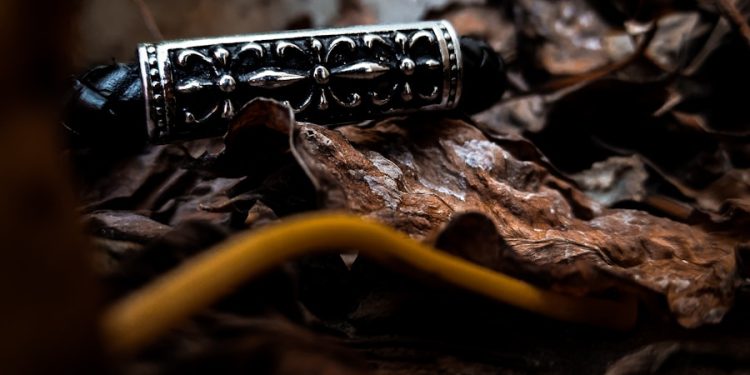 black and silver tube type vape